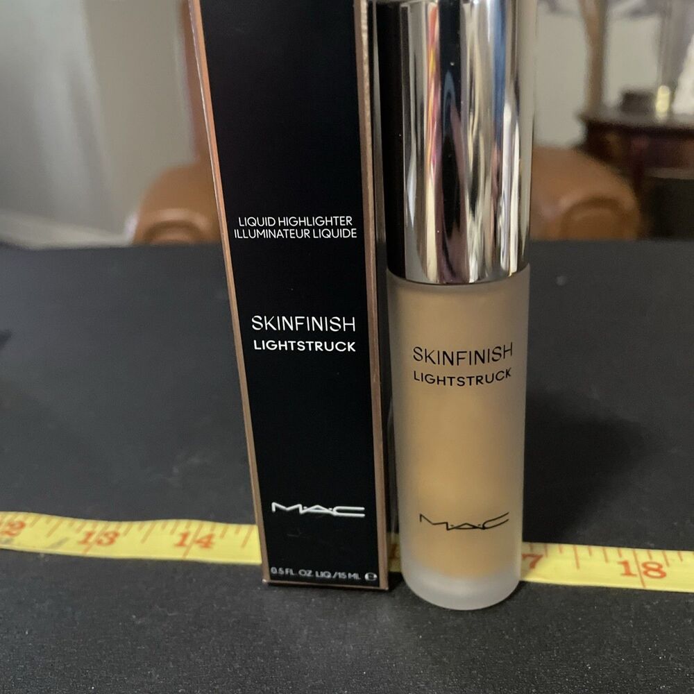 MAC SkinFinish Lightstruck Liquid Highlighter 15ml, Extra Ordinary
